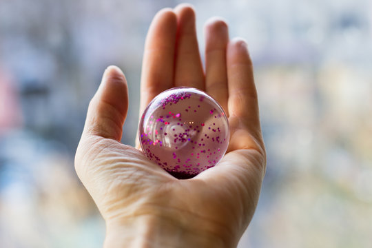 flummi mit pinkem glitter in der hand