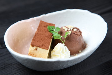 ティラミスとチョコレートアイスクリーム