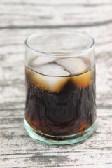 Cola dans un verre avec des glaçons