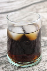 Cola dans un verre avec des glaçons