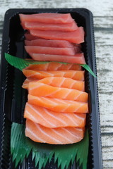 Sashimi thon et saumon dans une barquette