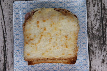 Croque monsieur sur une assiette