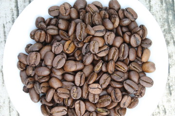 Grains de café sur une assiette