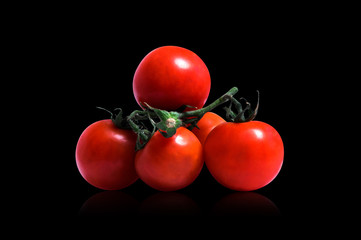 Rote Tomaten freigestellt auf schwarzem Hintergrund