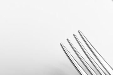 Forchetta su fondo bianco