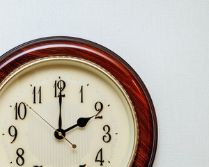 clock showing the time 14:00, 02:00