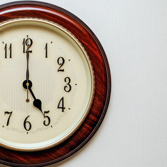 clock showing the time 17:00, 05:00