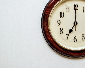 clock showing the time 19:00, 07:00