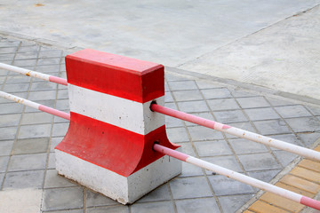 Traffic isolation pier