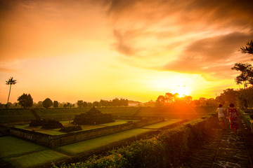 Obraz premium beuatifull sunrise in sambisari temple yogyakarta