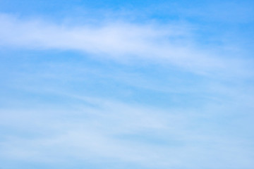 Fototapeta premium Niebo jest pełne poruszających się chmur. Poczuj się swobodnie i entuzjastycznie. Nadaje się do użycia jako obraz tła.