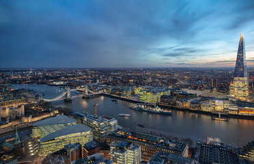 Fototapeta na wymiar Das beleuchtete London am Abend: von der Tower Bridge der Themse entlang bis zur City 