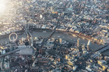 Poster Luftaufnahme des Zentrums von London mit den zahlreichen Touristen Attraktionen der Themse entlang, Großbritannien © moofushi