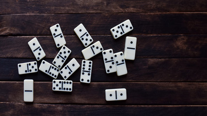 Fototapeta premium white dominoes on a wooden table