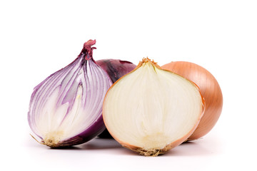 Obraz premium Ripe yellow and red onion isolated on a white background