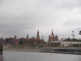 Obraz premium Gray and dark day moscow river bay kremlin panorama .
