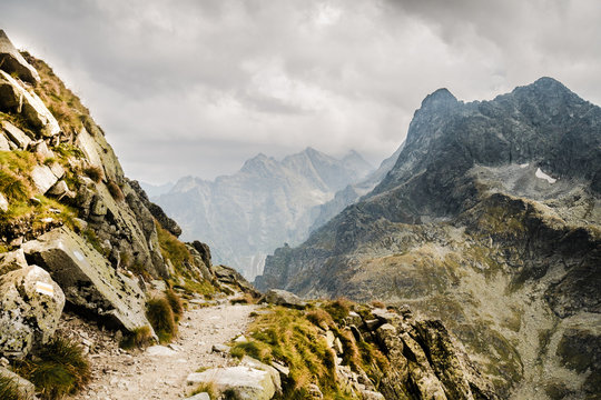 Ścieżka w górach szlak turystyczny nad urwiskiem w Tatrach w Polsce