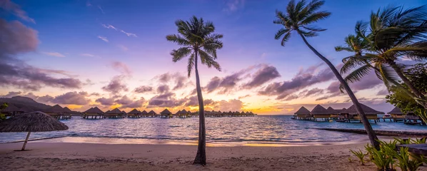 Fototapeten Urlaub in einem Luxus Resort am Meer mit Sonnenuntergang © eyetronic