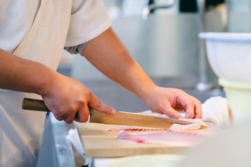 魚を捌いて調理している様子