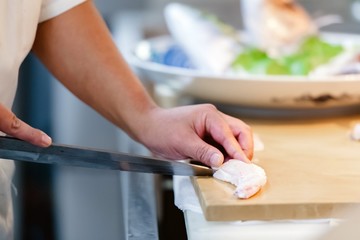 魚を捌いて調理している様子