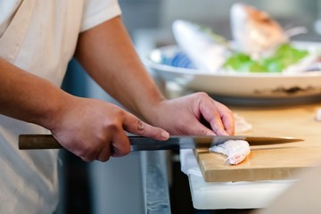 魚を捌いて調理している様子