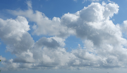 Obraz premium blue sky view on the hill for the background