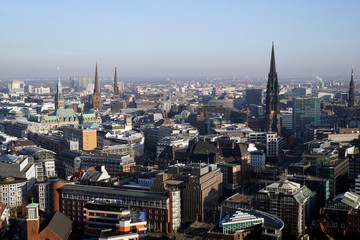 Fototapeta na wymiar Blick vom Kirchturm der St. Michaelis Kirche über Hamburg