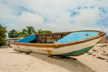 Obraz premium Old wooden boat atop sandy beach bluff
