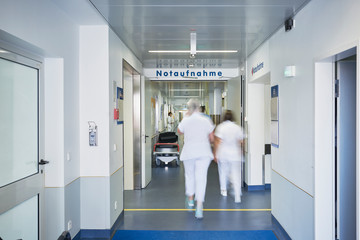 Notaufnahme Eingang Krankenhaus Krankenschwester Bett