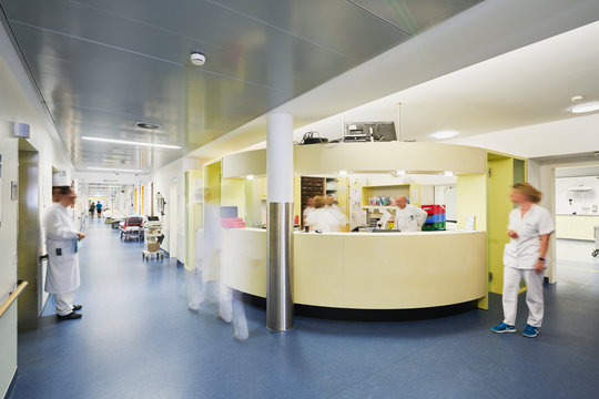 Notaufnahme Krankenhaus Arzt viele Bewegungsunschärfe
