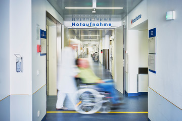 Notaufnahme Eingang Krankenhaus Arzt Rollstuhl Patient