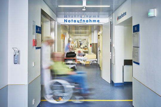 Notaufnahme Eingang Arzt Rollstuhl Krankenhaus