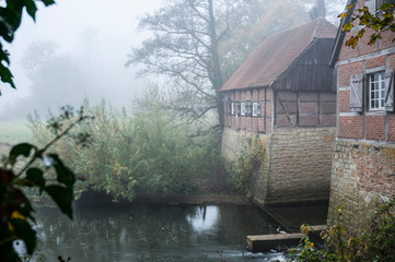 Wassermühle im Münsterland im Nebel