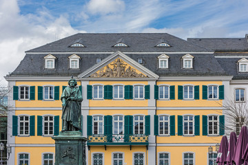Beethovendenkmal vor dem historischen Postgebäude in Bonn; Deutschland