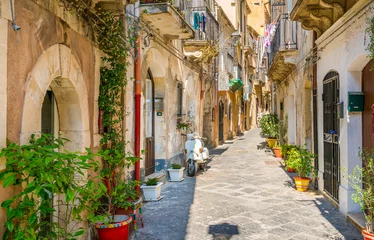 Foto op Plexiglas Schilderachtige straat in Ortigia, de oude stad van Siracusa, Sicilië, Zuid-Italië. © e55evu