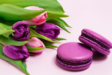 Obraz na płótnie Canvas Purple macaroons, bouquet of purple and pink tulips on a light pink background. Valentines Day, 8 March, Mother and Women's Day concept.