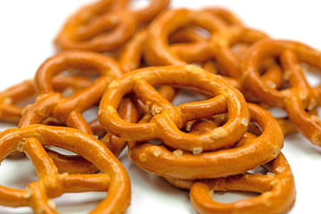 Salzbrezeln vor weißem Hintergrund