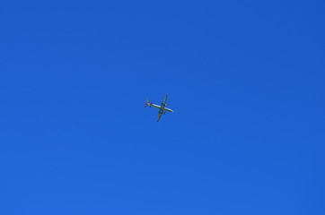 Avion dans un ciel bleu.