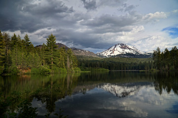 Fototapeta na wymiar Lassen volcano lake reflexion