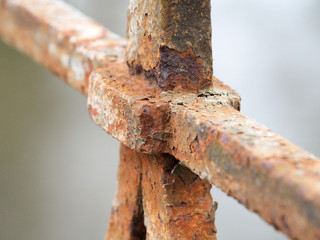 Rostige Eisenverbindung eines Br&uuml;ckengel&auml;nders