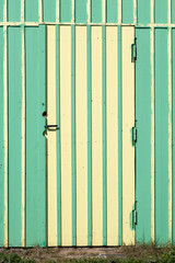porte avec des rayures jaunes et vertes
