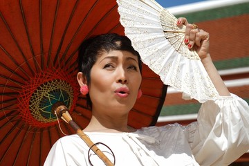 La femme au parasol rouge et à l'éventail blanc
