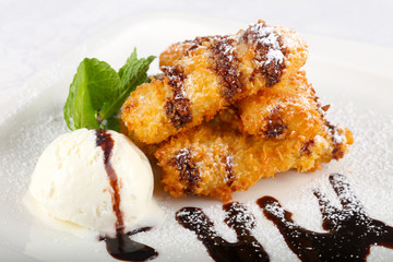 Crispy banana with ice cream