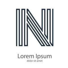 Logotipo letra N mayúscula con líneas paralelas como laberinto en color gris