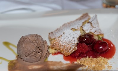 leckeres Dessert mit Kuchen und Schokoeis