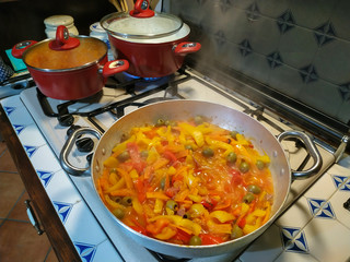 cucinare Peperoni con cipolle, olive, prezzemolo e carote