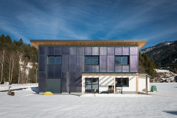 Naklejka premium modern self-sufficient house with sun panels for heating