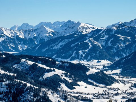 Tannheim und Tannheimer Tal mit Bergpanorama im Winter