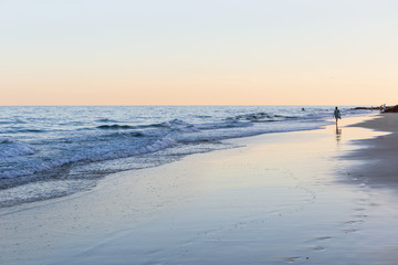 Sonnenuntergang mit einsamer Spaziergängerin an der Costa Calma in Fuerterventura