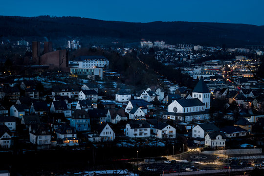Stadt Meschede bei blauer Stunde mit der Abtei K&ouml;nigsm&uuml;nster